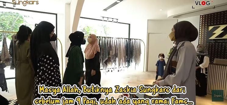 Potret Irwansyah Rombak Rumah Tua Jadi Butik Zaskia Sungkar. (YouTube/The Sungkars)