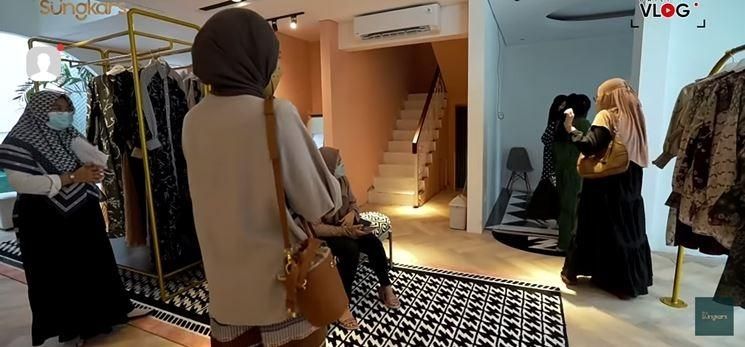 Potret Irwansyah Rombak Rumah Tua Jadi Butik Zaskia Sungkar. (YouTube/The Sungkars)