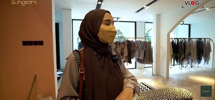 Potret Irwansyah Rombak Rumah Tua Jadi Butik Zaskia Sungkar. (YouTube/The Sungkars)