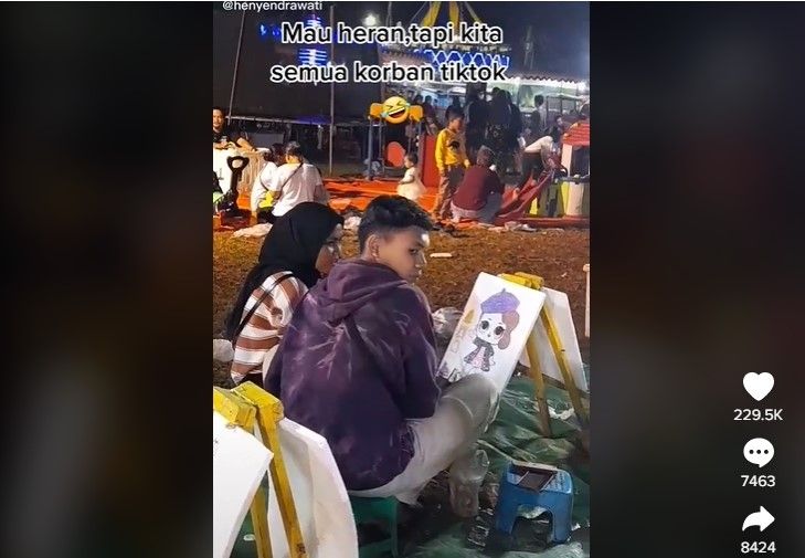 Viral di TikTok, Pasangan Habiskan Waktu Mewarnai di Pasar Malam Untuk Bantu Pedagang Kecil. (Dok: TikTok/henyendrawati)