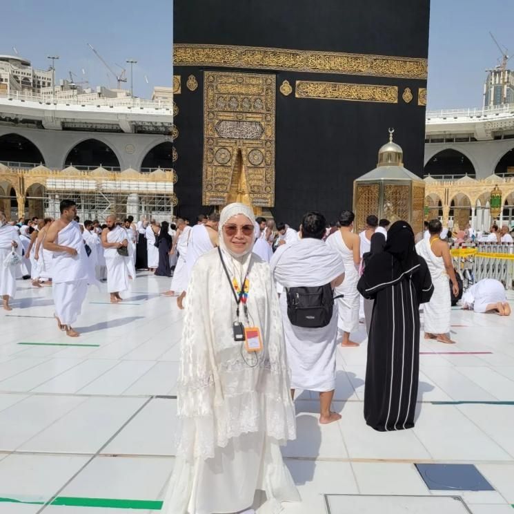 Potret ibu Ayu Ting Ting saat umrah. (Instagram/mom_ayting92_)