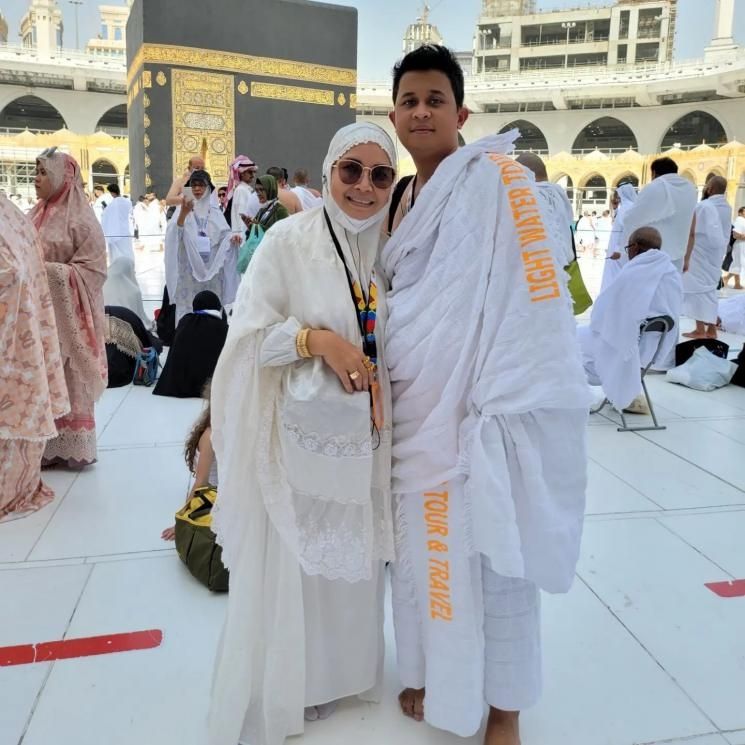 Potret ibu Ayu Ting Ting saat umrah. (Instagram/mom_ayting92_)