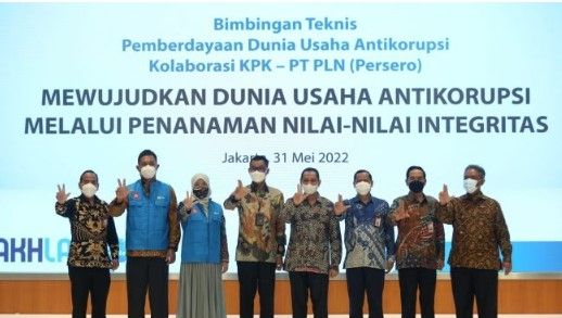 Pemberian "Rompi Biru" menjadi simbol kolaborasi PLN dan KPK 