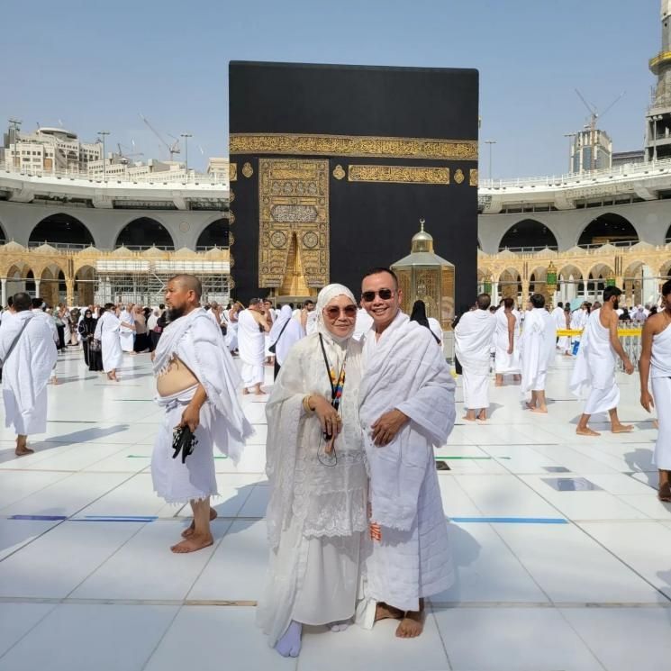 Potret ibu Ayu Ting Ting saat umrah. (Instagram/mom_ayting92_)