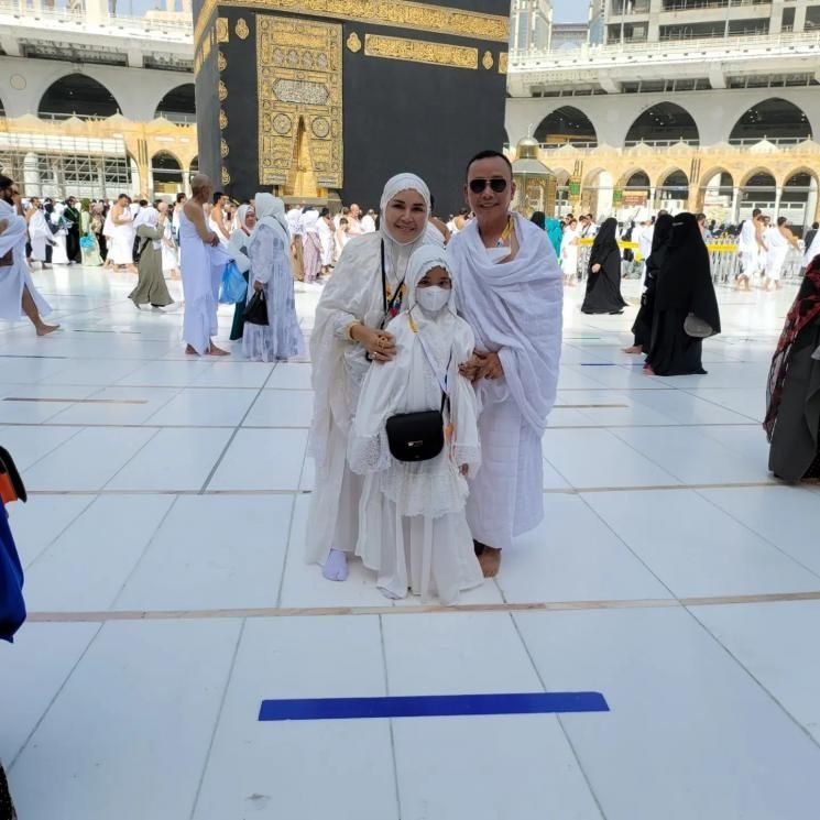 Potret ibu Ayu Ting Ting saat umrah. (Instagram/mom_ayting92_)