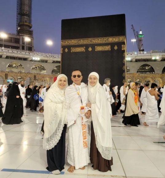 Ayu Ting Ting dan keluarga umrah [Instagram/mom_ayting92]