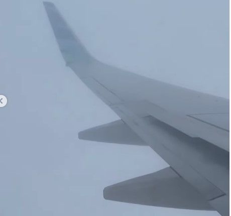 Turbulensi pesawat tampak dari luar (Instagram/undercover)
