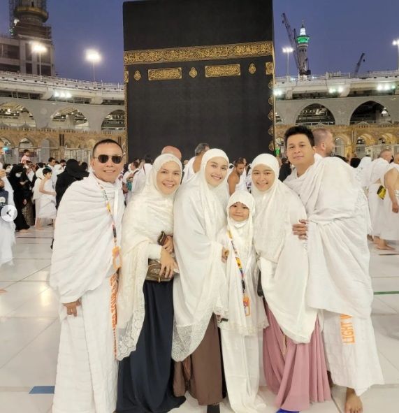 Ayu Ting Ting dan keluarga umrah [Instagram/mom_ayting92]