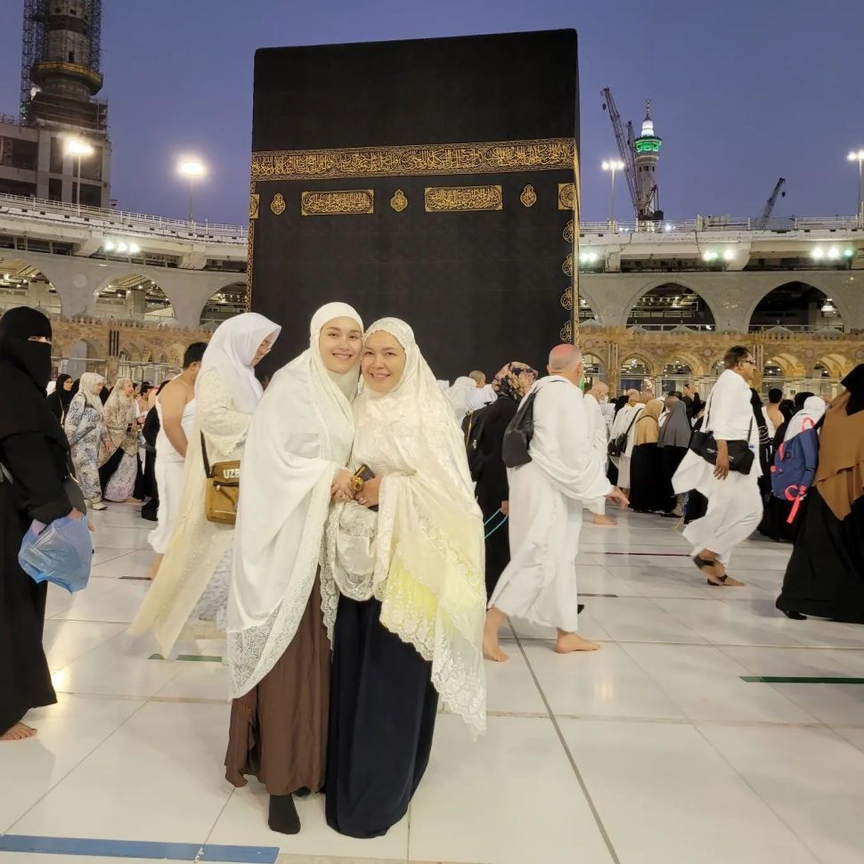 Potret ibu Ayu Ting Ting saat umrah (Instagram/@mom_ayting92_)