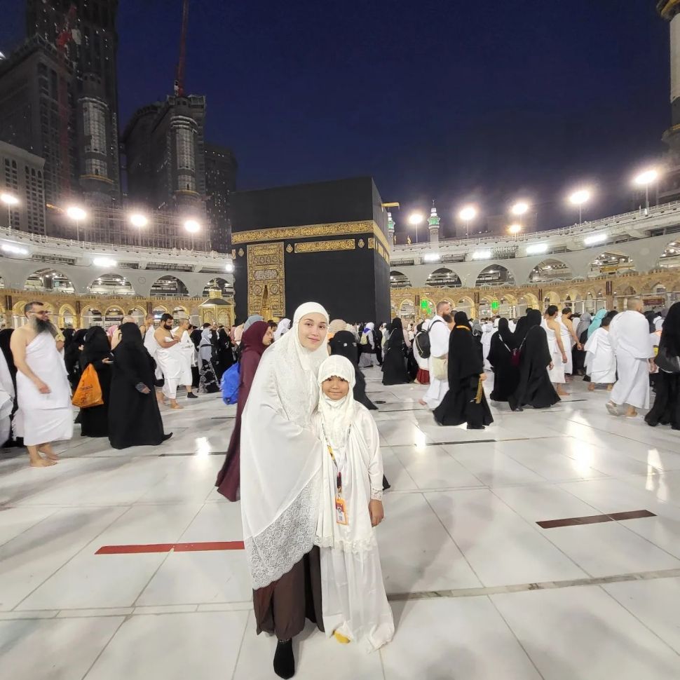 Potret Ayu Ting Ting Umrah (Instagram/@ayutingting92)