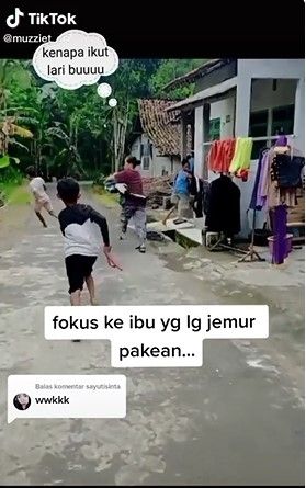 Jemur Pakaian di Dekat Bocah Sedang Main Lempar Sandal, Ibu Ini Tak Sadar Ikut Panik Berlarian. (Dok: TIkTok/muzziet_cr7)