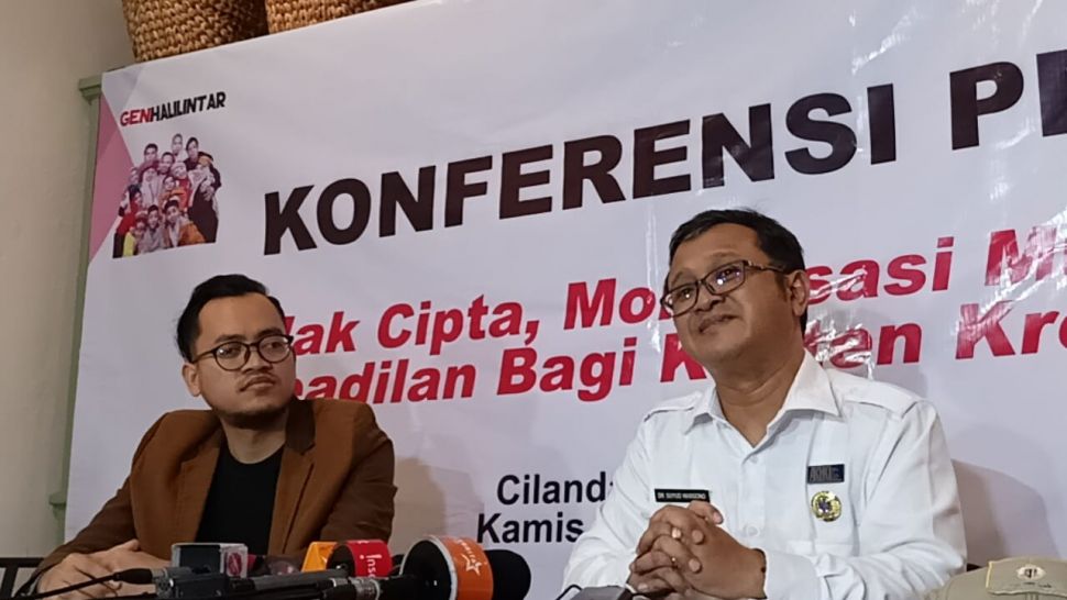 Jejen Zaenudin (kiri) dari manajemen Gen Halilintar dan Suyud Margono sebagai Ahli Kekayaan Intelektual saat konferensi pers di Cilandak, Jakarta Selatan pada Kamis (2/6/2022). [Rena Pangesti/Suara.com]