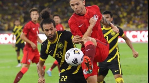 Duel pemain Malaysia vs Hong Kong (instagram.com/@harimaumalayatv.my)