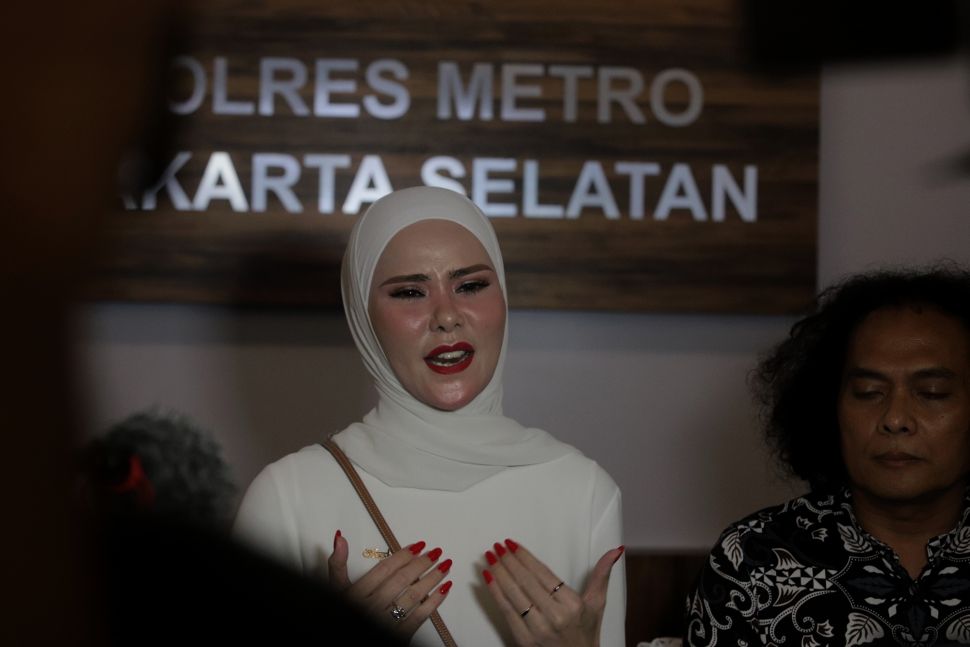 Aktris Angel Lelga memberikan keterangan pers di Polres Metro Jakarta Selatan, Kamis (2/6/2022). [Suara.com/Angga Budhiyanto]