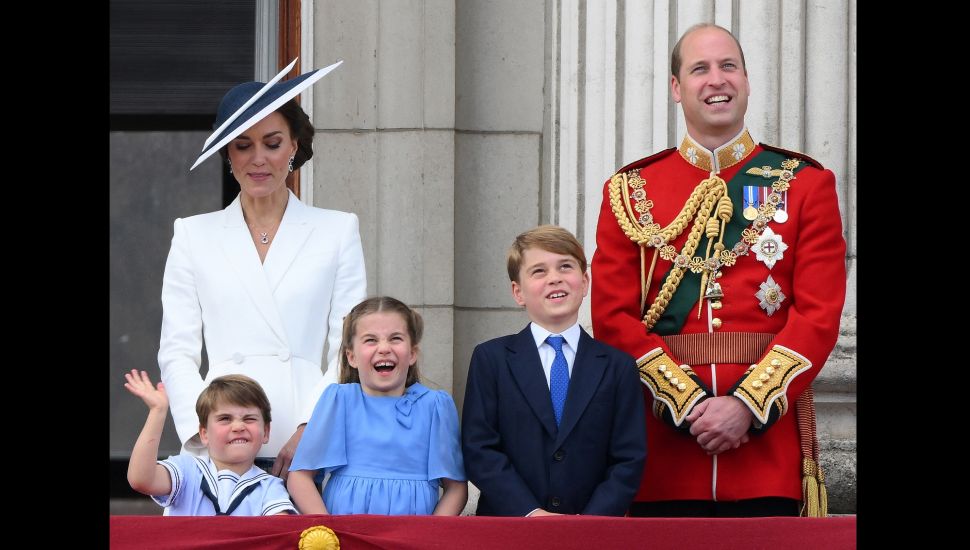 RCatherine Middleton dan Pangeran William berdiri bersama anak-anak mereka yaitu Pangeran Louis, Putri Charlotte dan Pangeran George untuk menonton atraksi pesawat khusus dari balkon Istana Buckingham saat perayaan 70 tahun tahta Ratu atau Queen Platinum Jubilee di London, Ingrris, Kamis (2/6/2022). [Daniel LEAL / AFP]