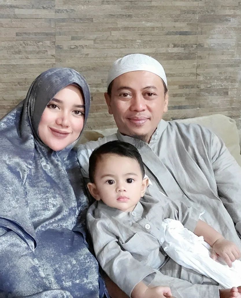 Opick bersama Bebi Silvana dan putra pertamanya. [Instagram]