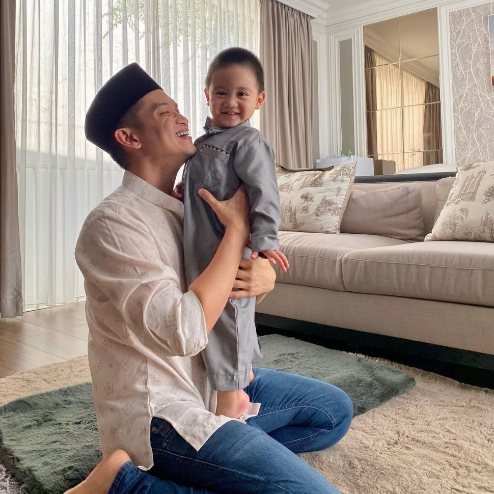 Rezky Aditya bersama putranya, Keene Atharrazka Adhitya. [Instagram]