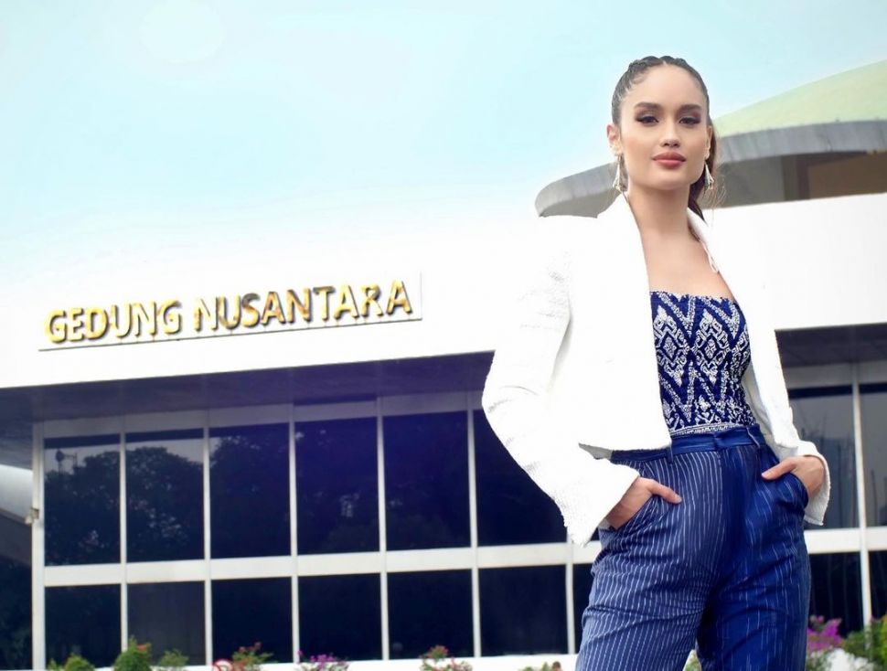 Cinta Laura berpose di depan Gedung DPR MPR RI. [Instagram]