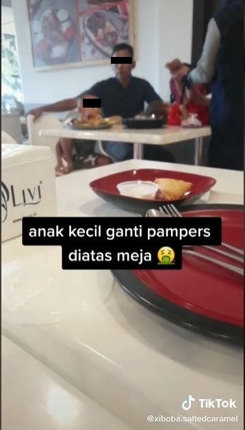 Ganti popok di meja makan (TikTok @xiboba.saltedcaramel)