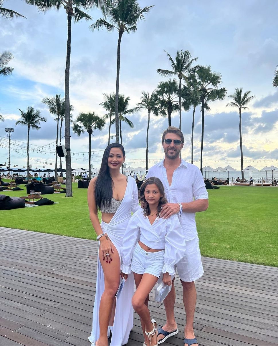 Indah Kalalo bersama suami, Justin Werner dan putrinya, Ayanna di sebuah acara fashion show di Bali. [Instagram]