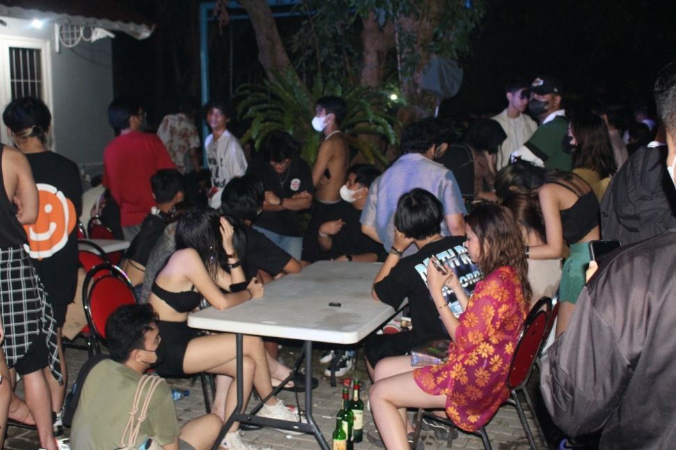 Polisi menggerebek pesta bikini yang dilakukan ratusan anak mua di Perumahan Pesona 2 Depok, Jawa Barat, Minggu (5/6/2022) dini hari kemarin. [Dok. Istimewa]