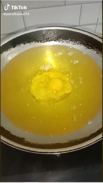 Masak telur ceplok (TikTok @pacalkamu014)