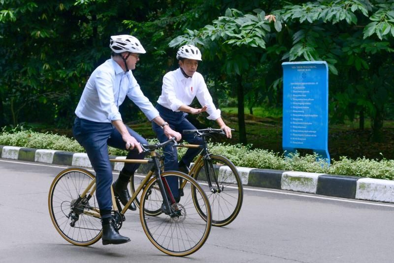 Presiden Joko Widodo bersama PM Australia Anthony Albanese bersepeda bersama dari Istana Kepresidenan Bogor ke Kebun Raya Bogor, Senin (6/6/2022). [Foto: Laily Rachev - Biro Pers Sekretariat Presiden]