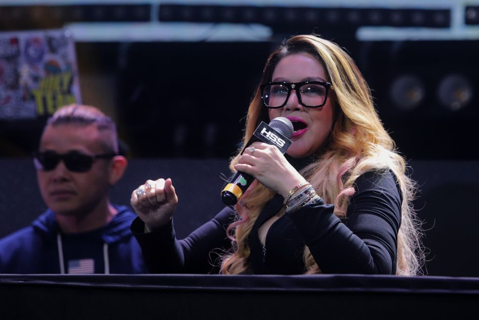 Aktris Barbie Kumalasari memberikan keterangan saat konferensi pers jelang Holywings Sport Show di Holywings Gatsu Club V, Jakarta, Senin (6/6/2022). [Suara.com/Angga Budhiyanto]