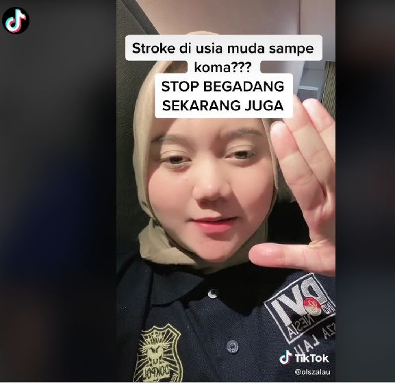Pengguna TikTok membagikan kisahnya terkena stroke akibat begadang. (TikTok/@Olszalau)