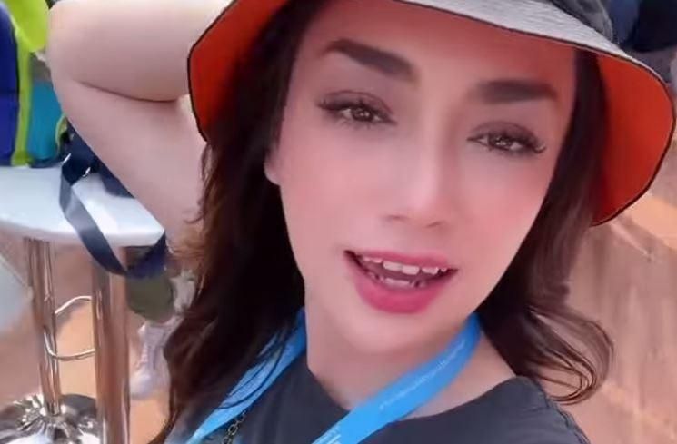 Gaya Artis Nonton Formula E. (Instagram/@celine_evangelista)