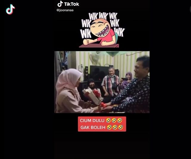 Cowok Ini Refleks Mau Cium Kekasih Setelah Lamaran Diterima. (TikTok)