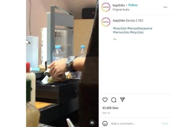 Jam tangan barista di cafe yang bikin melongo. (instagram/kopi2sks)