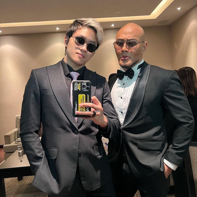 Azka Corbuzier foto bareng ayahnya, Deddy Corbuzier yang menikah dengan Sabrina Chairunnisa pada Senin (6/6/2022). (Instagram/azkacorbuzier)