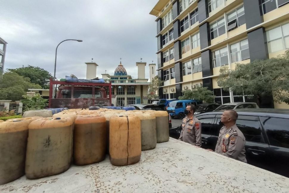 Barang bukti berupa puluhan jeriken berisi biosolar bersubsidi disita jajaran Polda Sumbar. [Suara.com/B. Rahmat]