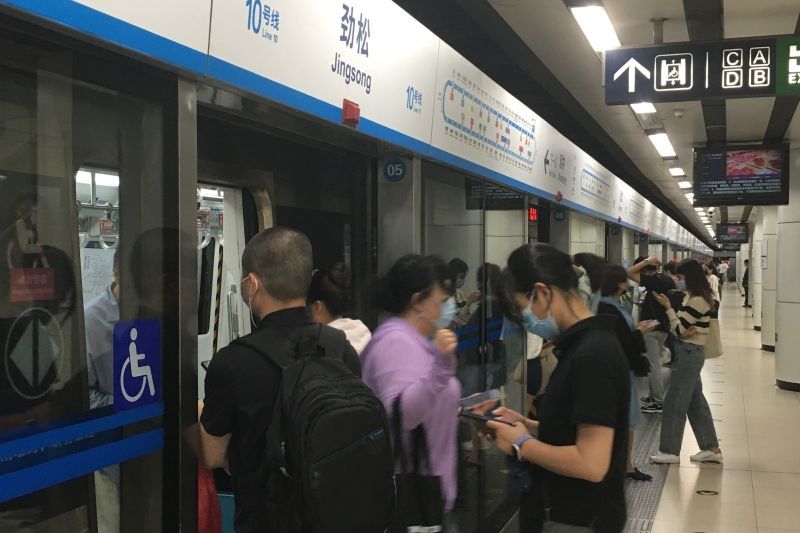 Suasana stasiun kereta metro bawah tanah (subway) Jinsong, Beijing, China, Selasa (7/6/2022), ramai oleh para penumpang yang turun dan naik, setelah penguncian wilayah (lockdown) akibat COVID-19 varian Omicron dicabut. (ANTARA/M. Irfan Ilmie/foc)