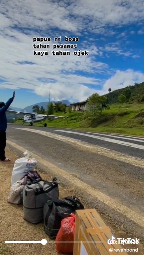 Warga Papua menghentikan pesawat seperti layaknya orang Indonesia menyetop angkot. [TikTok]