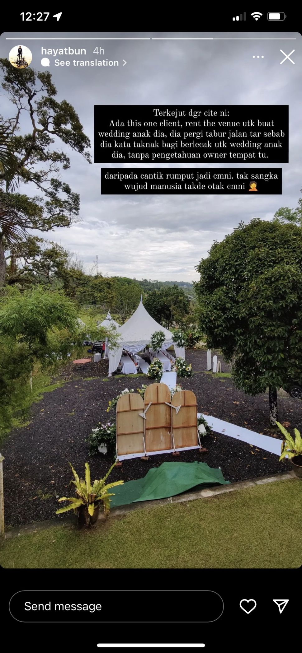 Pasangan pengantin di Malaysia viral di jagat dunia maya setelah mereka nekat mengaspal area rumput tempat resepsi mereka tanpa meminta izin si pemilik lahan. [Twitter]