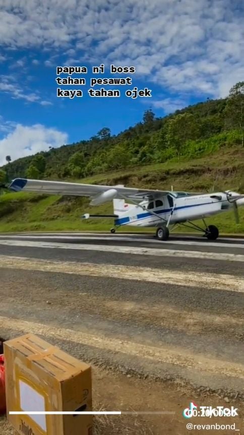 Warga Papua menghentikan pesawat seperti layaknya orang Indonesia menyetop angkot. [TikTok]