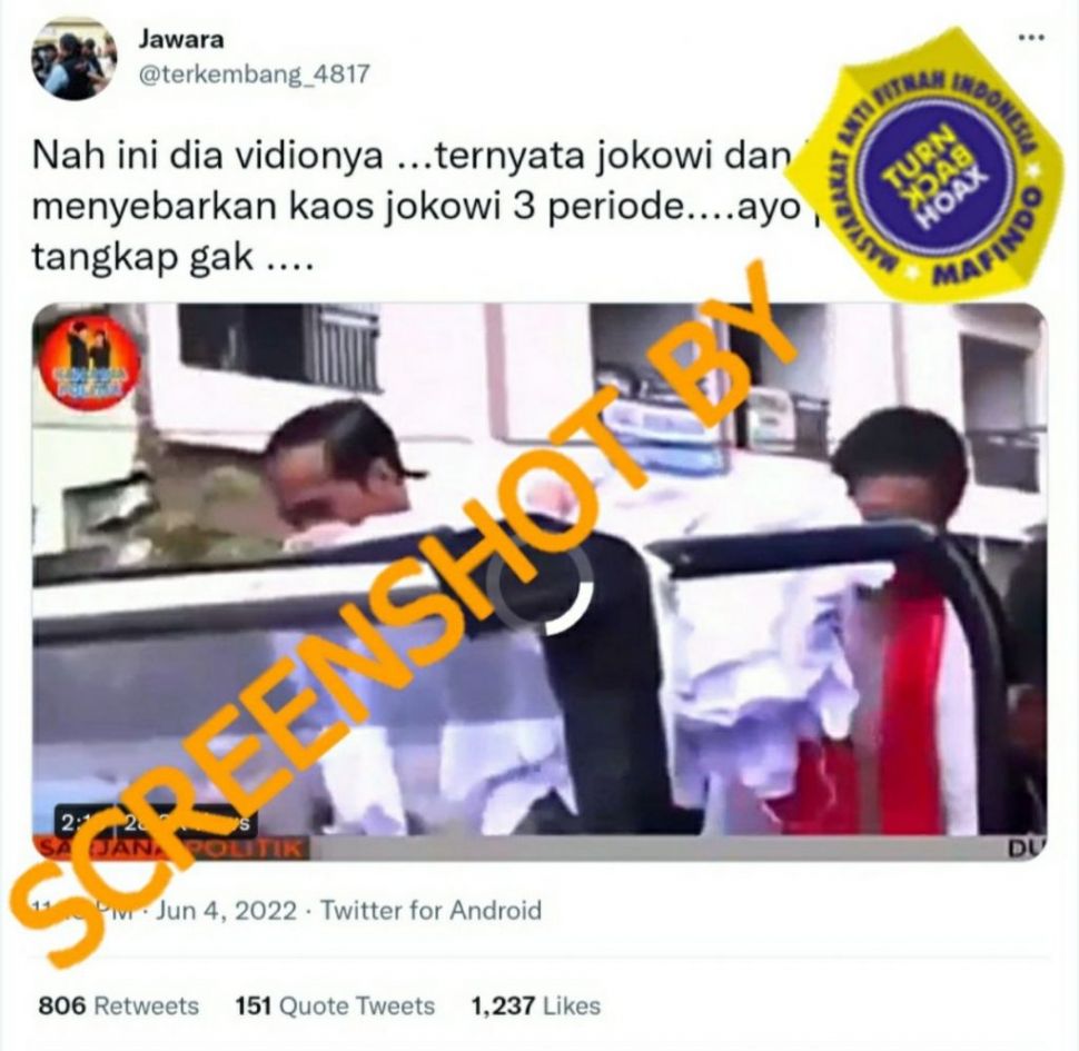 Cuitan yang mengunggah video Jokowi dan Iriana menyebarkan kaos 3 periode. (Turnbackhoax.id)