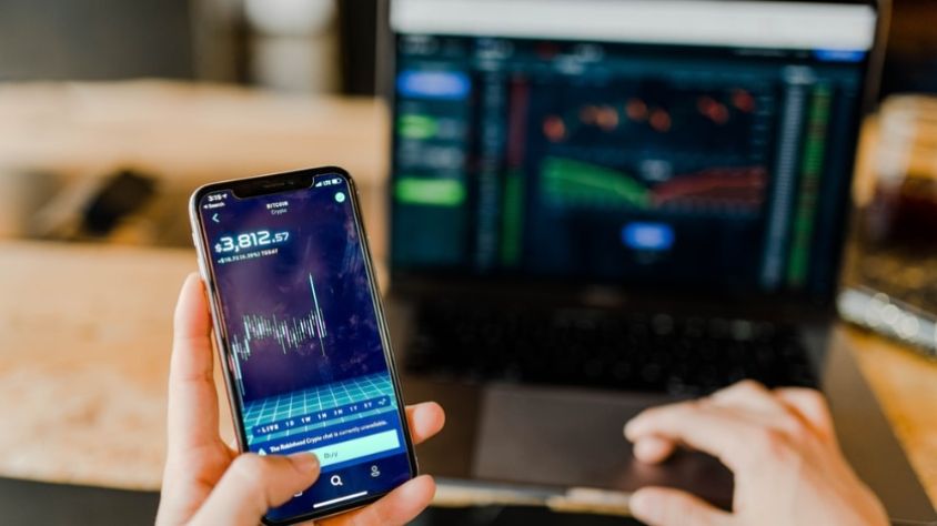 Ilustrasi investasi reksa dana lewat aplikasi mobile sebagai instrumen keuangan untuk pemula bersama proteksi asuransi dasar