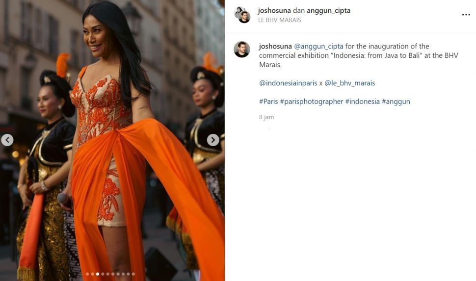 Anggun tampil dengan balutan kebaya ketika nyinden di tengah jalan Paris (Instagram/anggun_cipta)