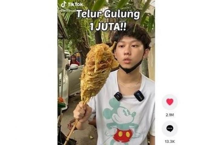 Proses pembuatan telur gulung Rp 1 juta ini menarik perhatian netizen. (TikTok/ @williesalim)