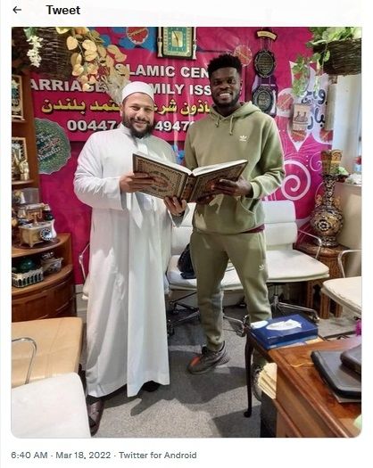 Thomas Partey poses with the imam of a mosque in London holding the Koran, March 2022. [Foto:Twitter]