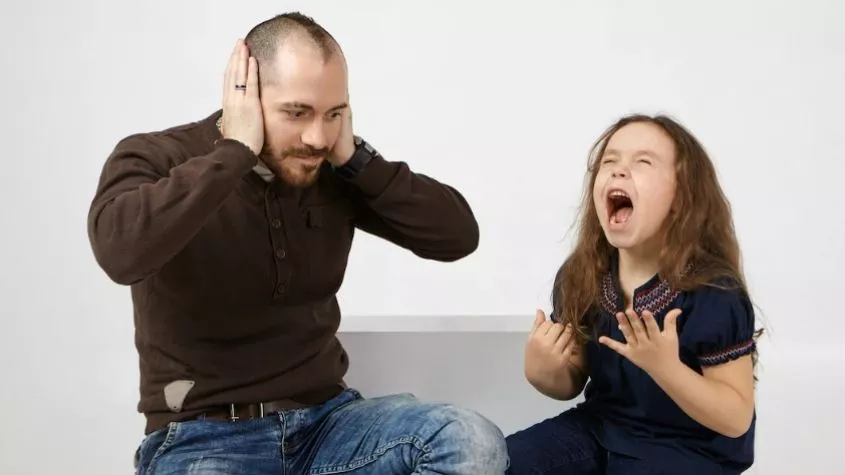 Anak balita menangis tantrum karena emosi yang belum bisa dikelola sebagai bagian wajar perkembangan psikologis usia ini