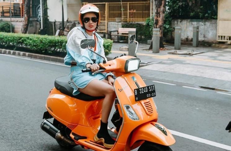 Potret Wika Salim Motoran Pakai Baju Terbuka [Instagram/@wikasalim]