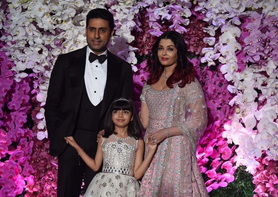 Abhishek Bachchan dan Aishwarya Rai bersama sang putri, Aaradhya. [Sujit Jaiswal / AFP]