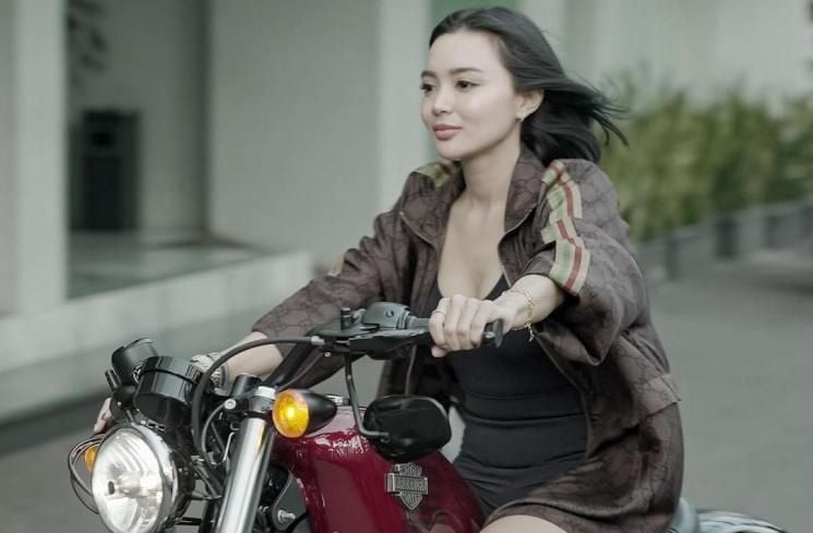 Potret Wika Salim Motoran Pakai Baju Terbuka [Instagram/@wikasalim]