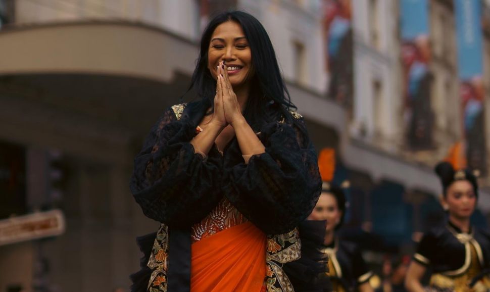 Penyanyi Anggun C Sasmi unjuk gigi dengan nyinden di sudut Kota Paris. (Instagram/@anggun_cipta)