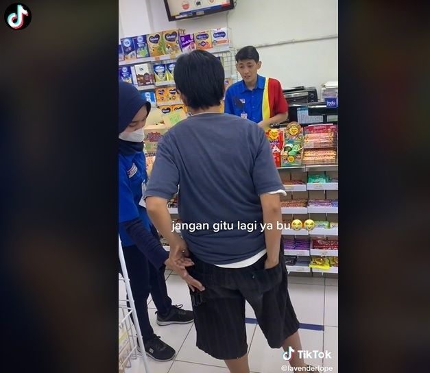 Seorang Ibu Mencuri di Minimarket. (TikTok)