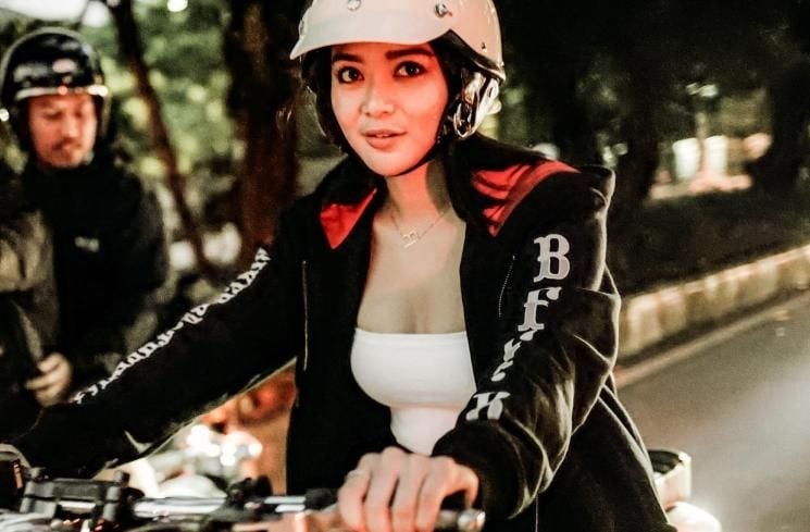 Potret Wika Salim Motoran Pakai Baju Terbuka [Instagram/@wikasalim]